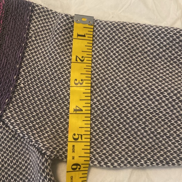 Nice sweater in great condition - Picture 7 of 7